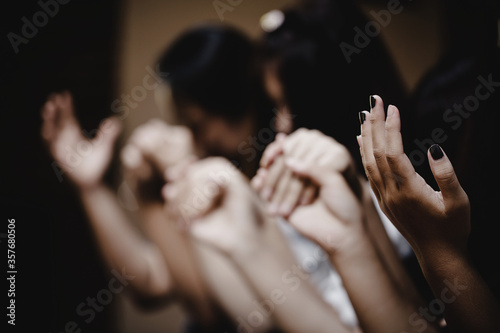 Fotomural Group of people praying worship believe.