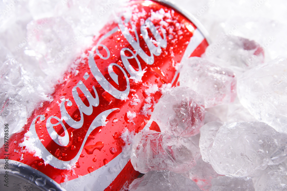 Stock-Foto „Can of Coca-Cola in crushed ice“