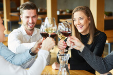 Junge Leute Stoßen An Mit Glas Wein