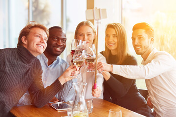 Wall Mural - Freunde fotografieren sich mit Selfie Stick im Restaurant