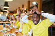 Fußball Fan mit Siegerpokal und Freunden im Pub