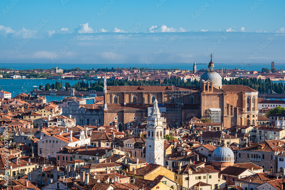 Historische Gebäude in der Altstadt von Venedig in Italien - obrazy, fototapety, plakaty 