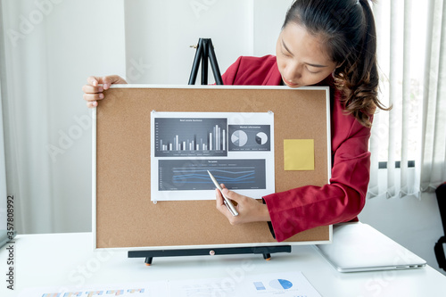 Cuadros en Lienzo business leader woman analyzing the charts and graphs for planning management ne
