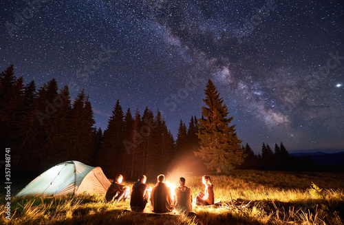 Fotografía Night summer camping in the mountains, spruce forest on background, sky with stars and milky way