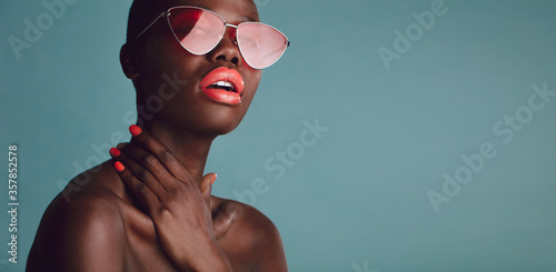 Cuadros en Lienzo Stylish female model with vibrant makeup