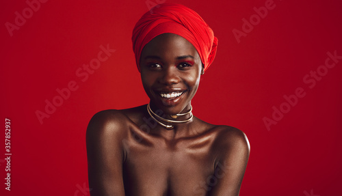 Fotomural Attractive african woman on red background