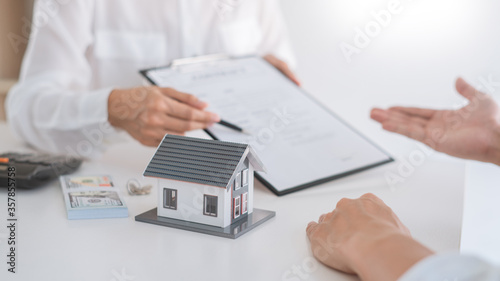 Fotografía Real estate agents explain the document for customer