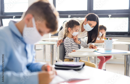 Cuadros en Lienzo Group of children with face mask back at school after covid-19 quarantine and lockdown