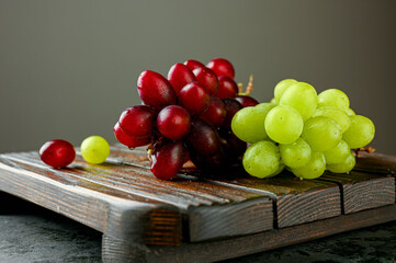 Wall Mural - Branches of red and green grapes