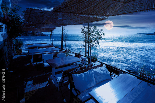 Fotografía terrace of a restaurant on the sea at night