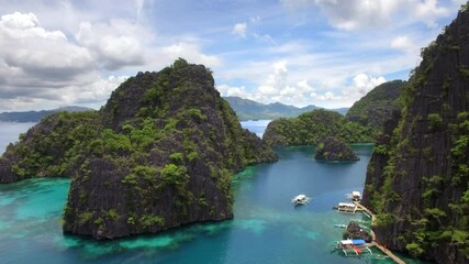 Wall Mural - Aerial view of karst scenery and outrigger boats at Kayangan Lake in Coron island, Palawan, Philippines.