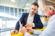 © Robert Kneschke - Service Agent am Check-in Schalter im Flughafen