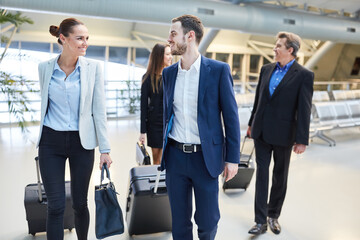 Canvas Print - Geschäftsleute als Kollegen im Flughafen Terminal