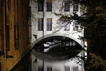 Wall Mural - Scenic view of a canal, boats and old beautiful buildings in Bruges, Belgium at night