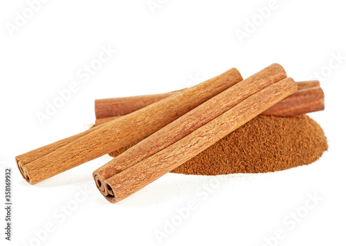 Cuadros en Lienzo Heap of ground cinnamon and cinnamon sticks isolated on a white background