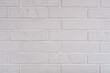 biała ściana ceglana