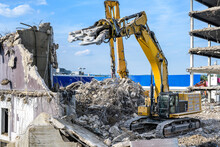 Building House Destruction Demolition Site Excavator With Hydraulic Crusher Machine Ruin House