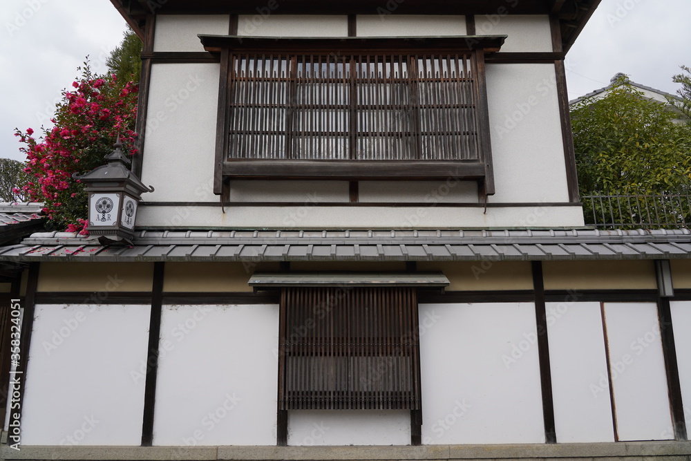 Fototapete 日本 京都 伝統 トラディショナル 伝統建築 木材 木 竹 竹細工 格子 壁 デザイン 板 板細工 茶色 壁紙 石畳 石塀 古い アジア 材料 茣蓙 背景 風景 町屋 ゲストハウス フェンス 大修 日野