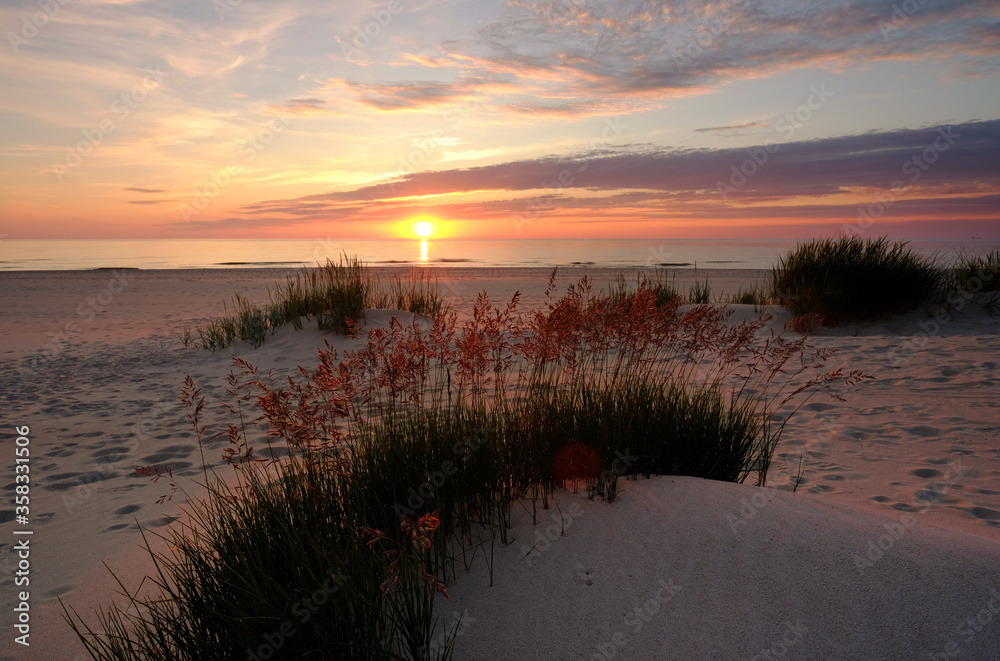 Morze Bałtyckie,zachód słońca na plaży w Kołobrzegu. - obrazy, fototapety, plakaty 