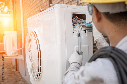 Cuadros en Lienzo Air Conditioning Technician and A part of preparing to install new air conditioner