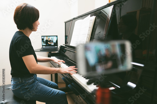 Fotomural Online class learning Piano lessons.