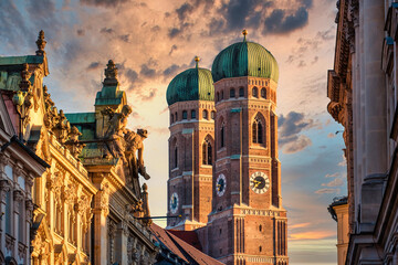 Frauenkirche in München bei Sonnenuntergang