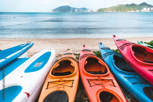 Fotografía Coloured canoe boats on the seashore, outdoor activities at the resort in summer