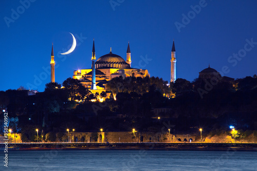 Fotomural Hagia Sophia at night with crescent moon in the sky, Istanbul, Turkey