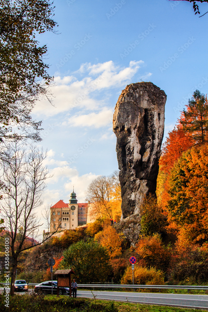 PIESKOWA SKALA, POLAND - OCTOBER 13, 2013: Castle in Pieskowa Skala and rock called Hercules Club - obrazy, fototapety, plakaty 