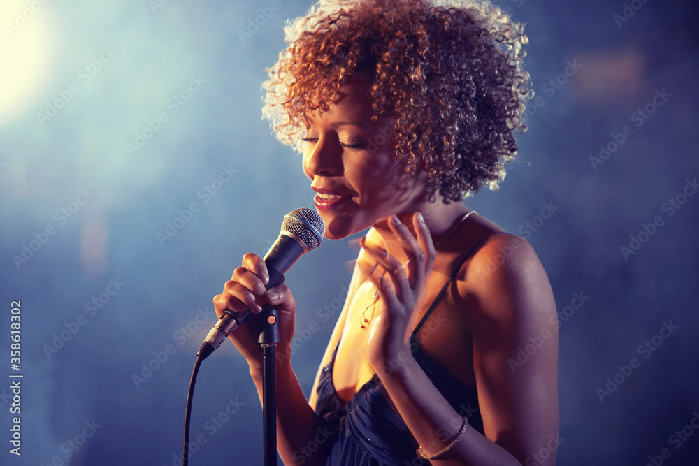 Black female Singer Performing on stage - obrazy, fototapety, plakaty 