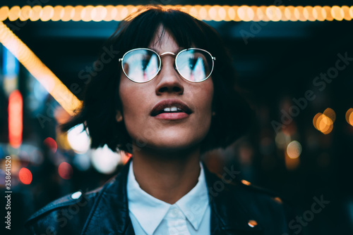 Fotografía Youthful female traveller in stylish spectacles for vision correction spending t