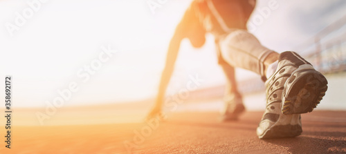 Fotografía Athlete runner run on start at treadmill