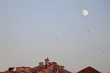Fototapeta Lawenda - dachy z kominami na tle nieba