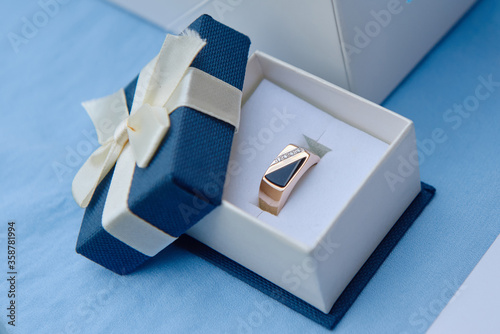 Fotografía Golden male ring with diamonds in box, copy space