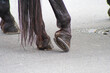 close up von pferdehufen eines kutschpferdes in wien bei einer wohlverdienten pause