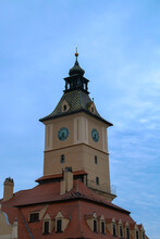 Torre Del Reloj Del Muzeul Judetean De Istorie (museo De Historia Del Condado) En Brasov, Rumanía.