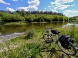 Fototapeta Na ścianę - Dwa rowery nad rzeką w słoneczny dzień