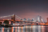 Fototapeta Nowy Jork - Brooklyn bridge and manhattan at night