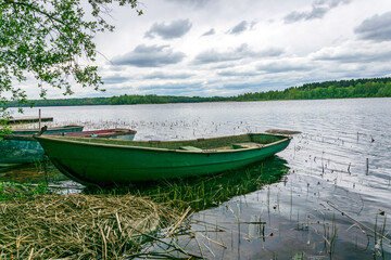 Naklejka na meble Boats on the shore of a picturesque lake.