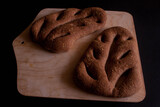 Fototapeta  - Domowe bochenki chleba w kształcie liścia umieszczone na drewnianej desce
