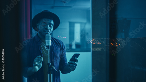 Cuadros en Lienzo Portrait of Successful Young Black Artist, Singer, Performer Singing His Hit Song for the New Album