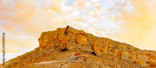 Fotografía Edge of the rock with clody blue sky behind