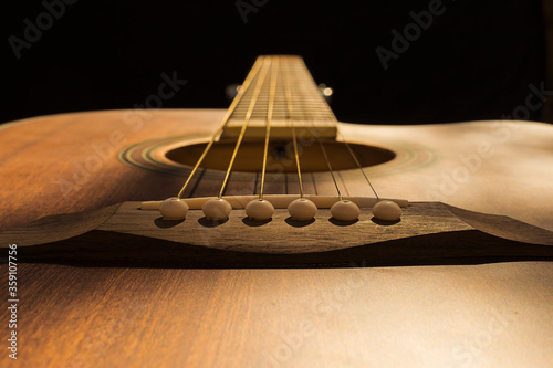 Fotografía detalles de cuerdas de guitarras, el puente en primer plano