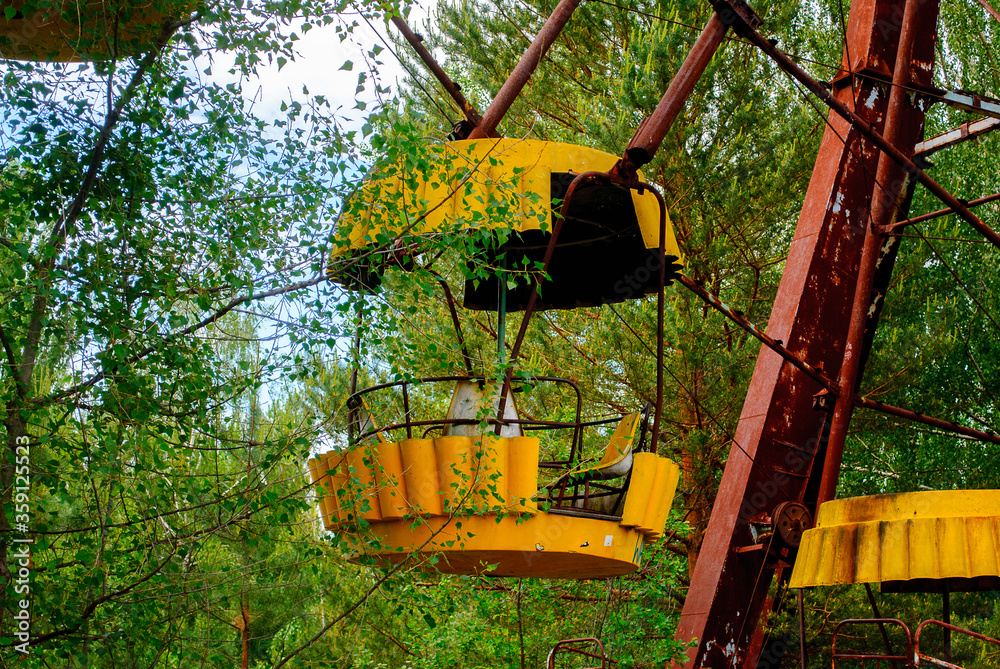 Foto de Stock Observation wheel carousel with yellow cabins in the ...