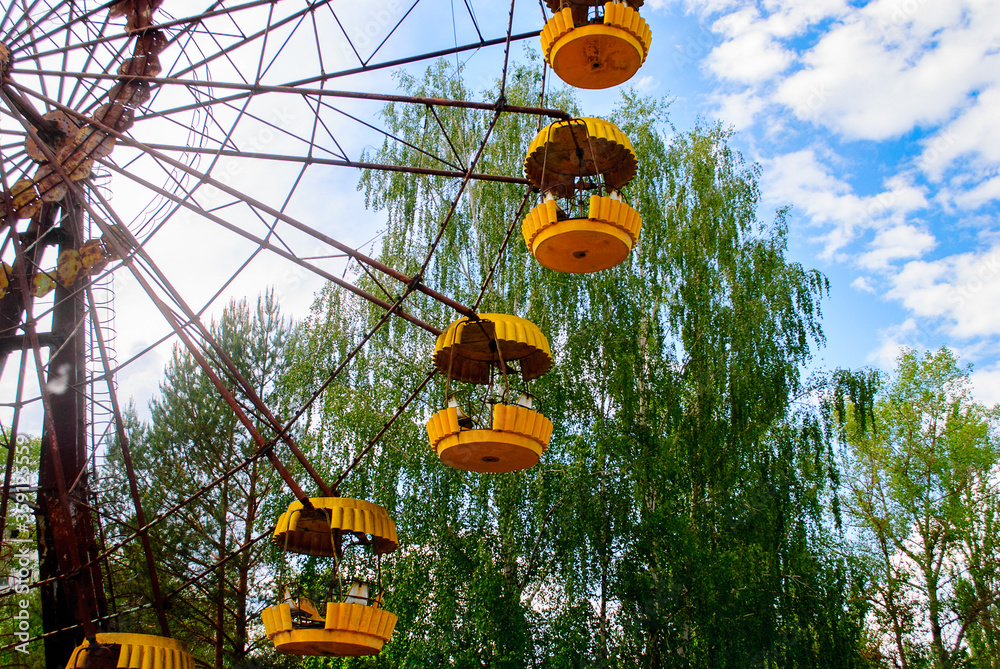 Foto de Stock Observation wheel carousel with yellow cabins in the ...