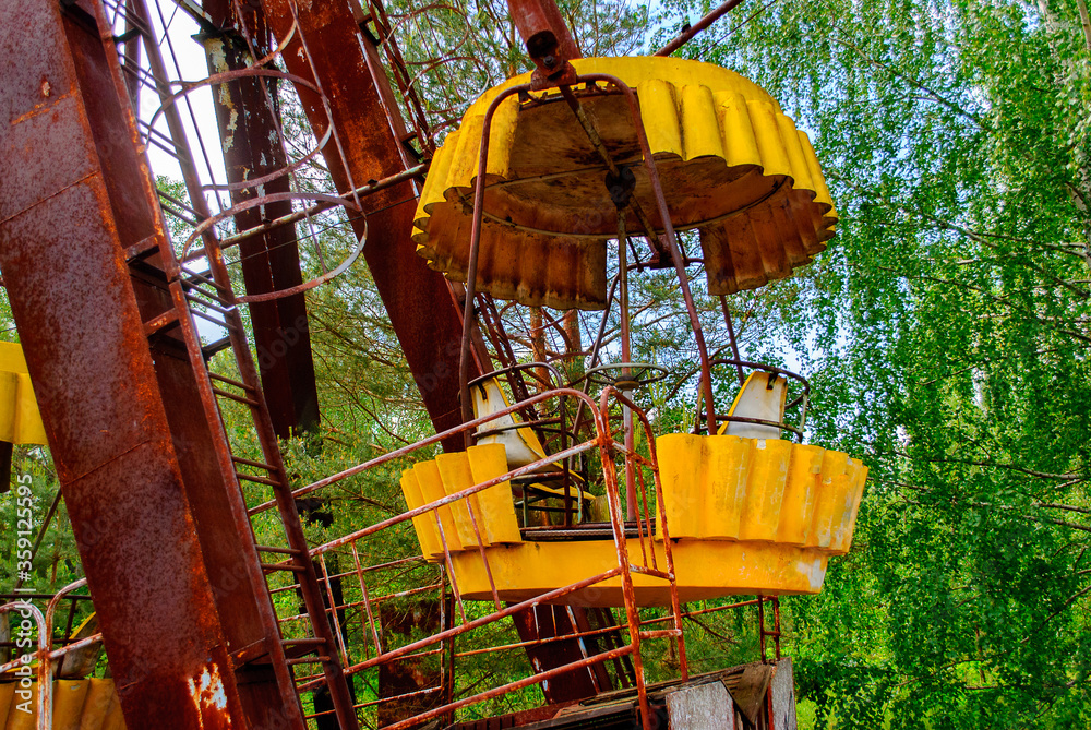 Foto de Stock Observation wheel carousel with yellow cabins in the ...