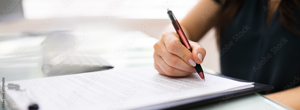 Signing Business Contract Document And Paper - obrazy, fototapety, plakaty 