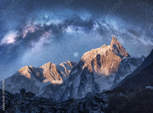 Dekoracja na wymiar  lukowata-droga-mleczna-nad-pieknymi-gorami-w-nocy-w-himalajach-nepal-kolorowy-krajobraz-przestrzeni-z-niebieskim-gwiazdzistym-niebem-z-lukiem-drogi-mlecznej-osniezony-szczyt-galaktyka-gwiazdy-i-skaly-natura