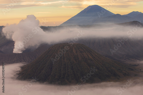 Fotografía Crater with active volcano smoke in East Jawa, Indonesia.