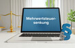 © MQ-Illustrations - Mehrwertsteuersenkung – Recht, Gesetz, Internet. Laptop im Büro mit Begriff auf dem Monitor. Paragraf und Waage.